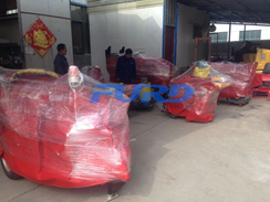 福瑞得機(jī)械座駕壓路機(jī)、大容量灌縫機(jī)，小型灌縫機(jī)包裝完畢準(zhǔn)備發(fā)貨